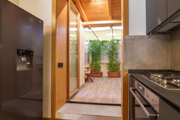 冷蔵庫、オーブン、コンロ、食器洗い機