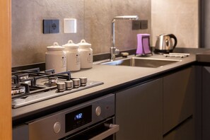 Fridge, oven, stovetop, dishwasher