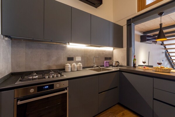 Køleskab, ovn, kogeplade, opvaskemaskine