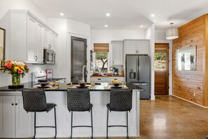 Kjøleskap, mikrobølgeovn, ovn og kokeplater