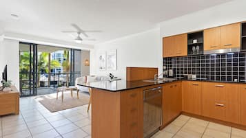 Deluxe apartman, 1 hálószobával | Privát konyha | Nagyméretű hűtő/fagyasztó, mikrohullámú sütő, sütő és főzőlap
