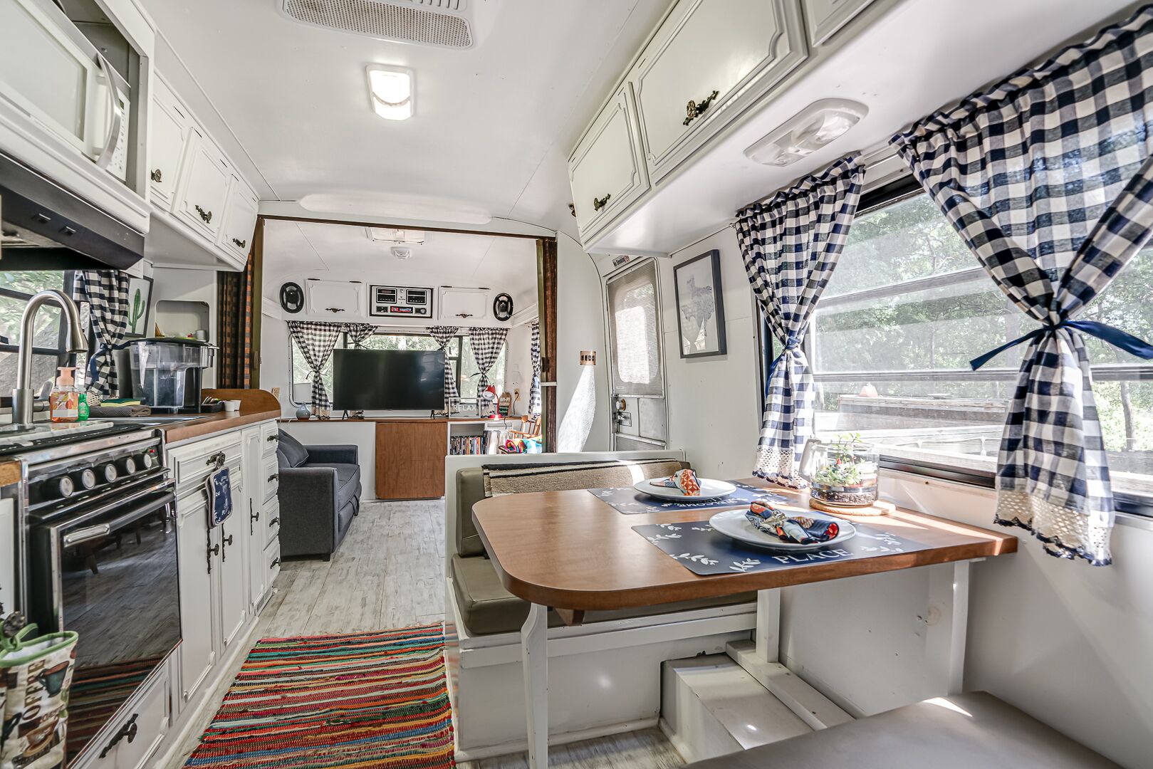 Refrigerador, microondas, parrilla de estufa y cafetera y tetera 