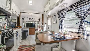 Refrigerador, microondas, parrilla de estufa y cafetera y tetera