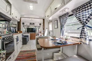 Refrigerador, microondas, parrilla de estufa y cafetera y tetera 