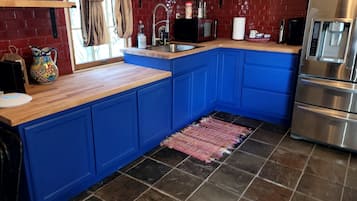 Cafeteira/chaleira, talheres/pratos/utensílios de cozinha