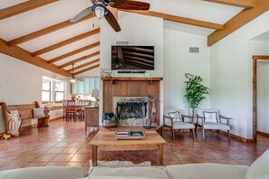 Smart TV, chimenea y libros 