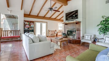 TV connectée, cheminée, livres