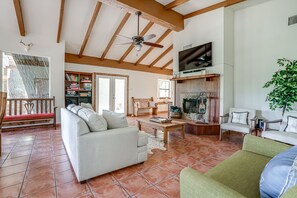 智能电视、壁炉、书