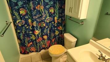 Duschwanne, Haartrockner, Toilettenpapier