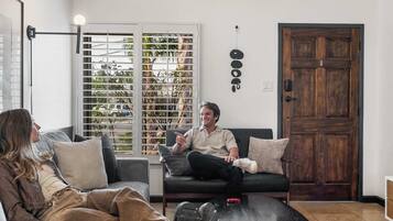 TV, videospill og kontorer