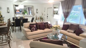 Una Smart TV, una chimenea, libros, un reproductor estéreo