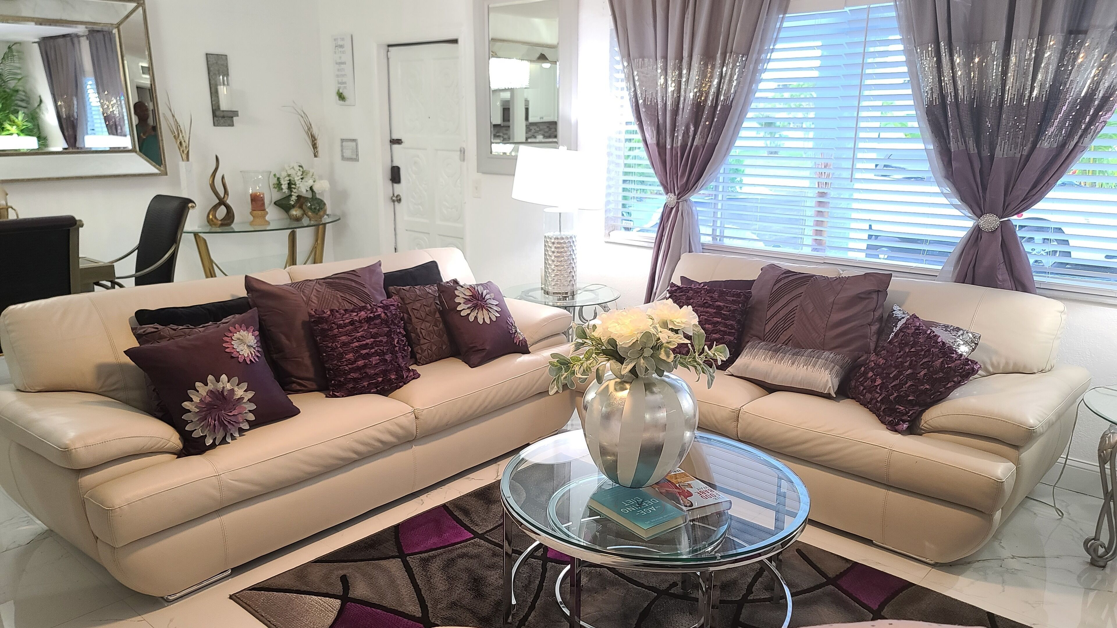 Smart TV, chimenea, libros y estéreo 