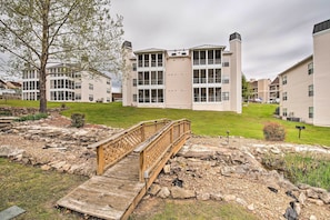 Exterior - Cozy + Deluxe Branson Condo w/ Covered Balcony (Branson)