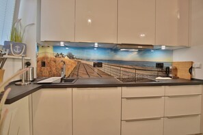 Kylskåp, mikrovågsugn, ugn och spishäll
