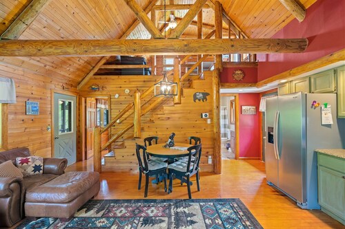 Beautiful Sacandaga Lake Cabin in Adirondacks w/ private lake access