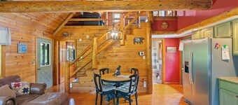 Beautiful Sacandaga Lake Cabin in Adirondacks w/ private lake access