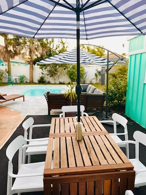 Outdoor dining -  Tropical Beach Bungalow with Private Saltwater Pool and Additional Pool House (St. Pete Beach)
