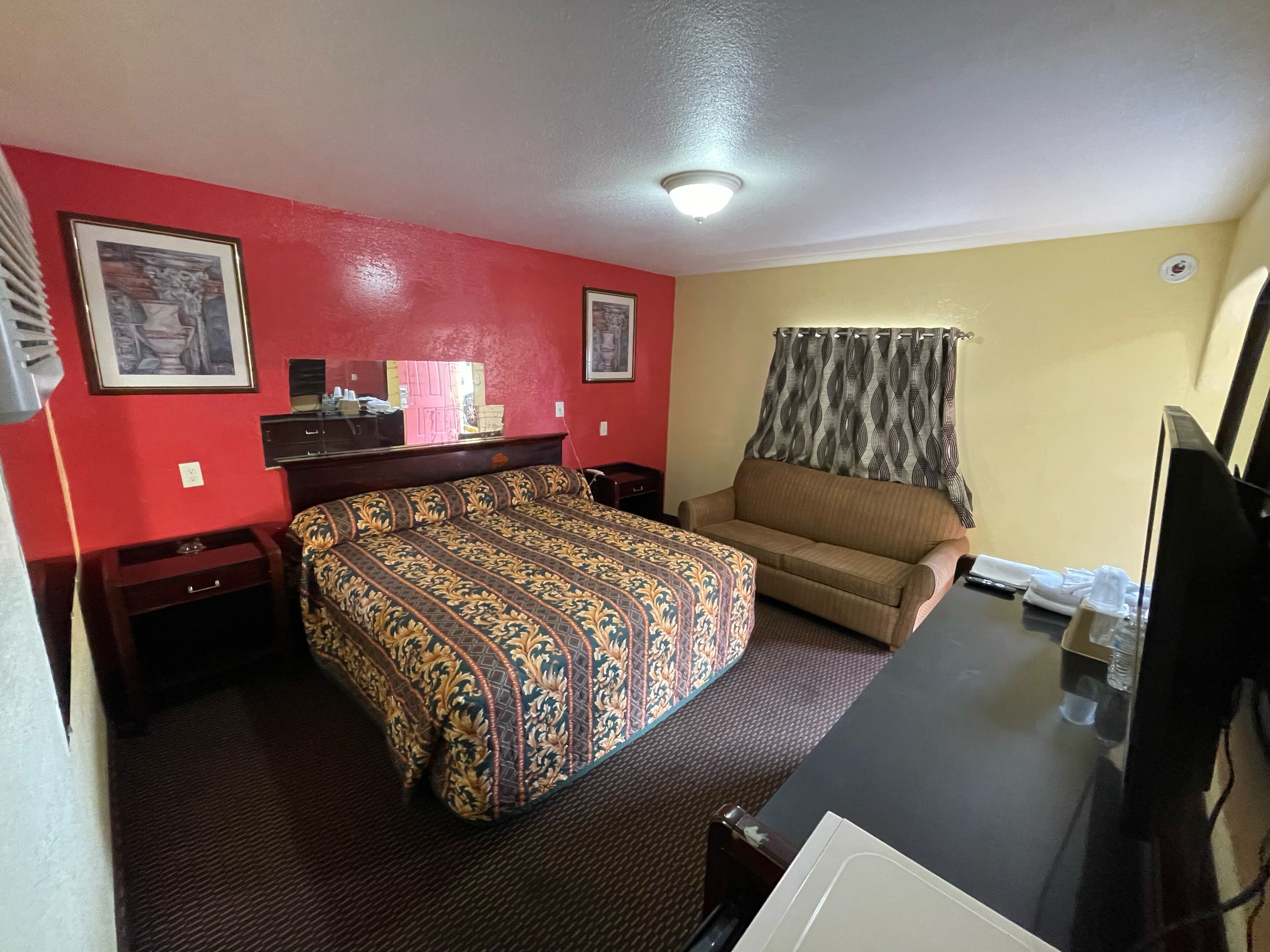 Quarto básico, 1 cama King, para fumantes | Wi-Fi de cortesia, roupa de cama