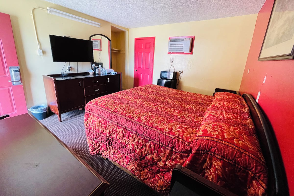 Basic Room, 1 King Bed, Smoking | 1 bedroom, free WiFi, bed sheets