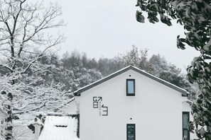 المنشأة من الخارج