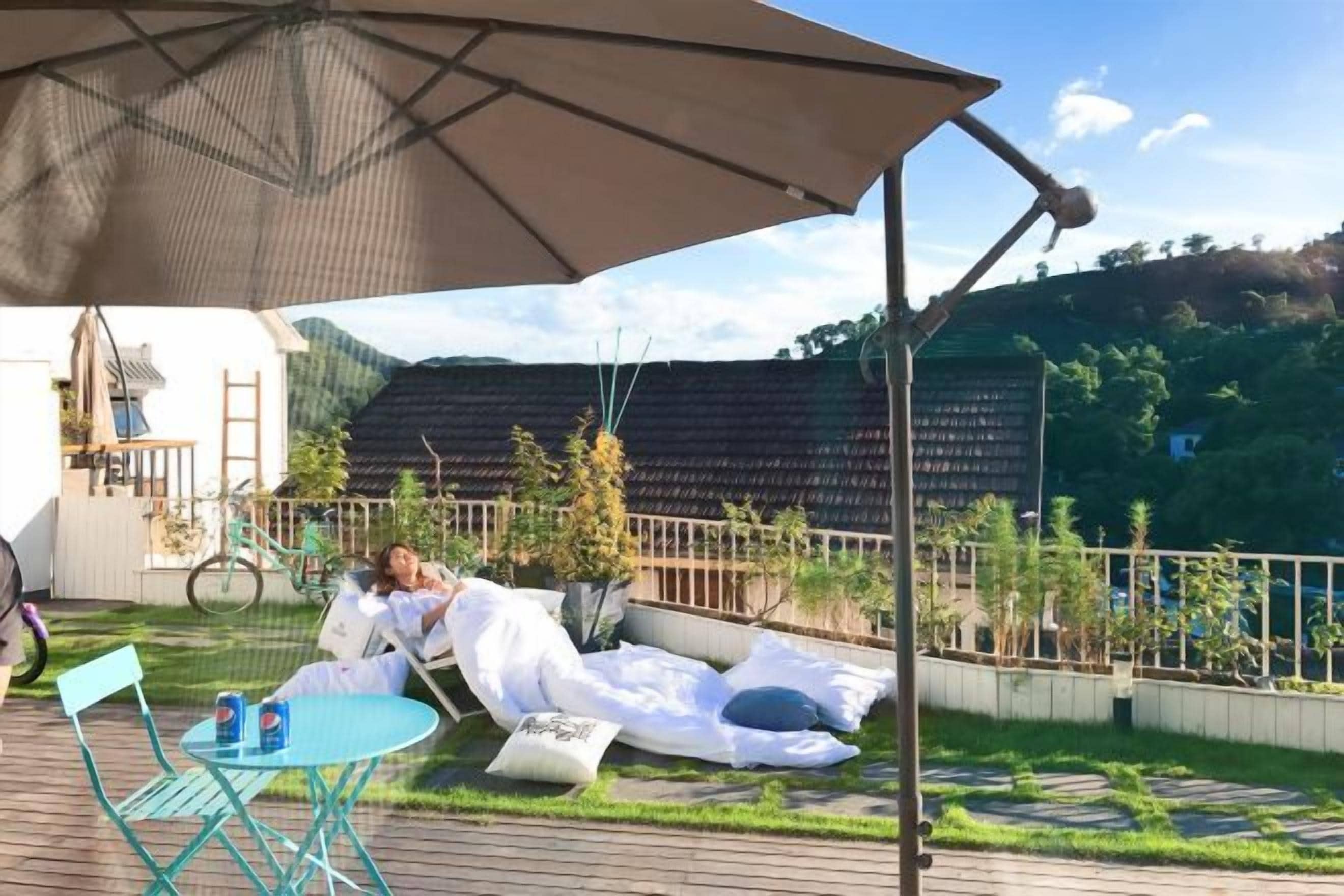 Un espace patio aménagé avec une table, des chaises et un grand parasol.