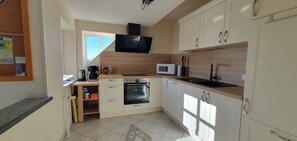 Microwave, oven, dishwasher, coffee/tea maker