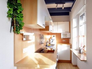 Een koelkast, een microgolfoven, een oven, een kookplaat