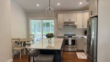 Kylskåp, mikrovågsugn, ugn och spishäll