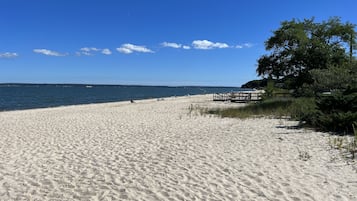 Vlak bij het strand, ligstoelen aan het strand, strandlakens