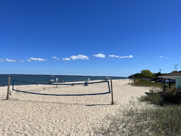 Tæt på stranden, liggestole, badehåndklæder