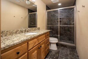 Combined shower/bathtub, jetted bath, hair dryer, towels - Spacious 5BR w/ Stunning Grand Teton Views + 20 mins from Resort (Tetonia)