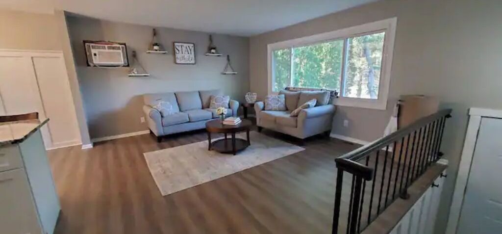 Smart-TV, Kamin, Bücher