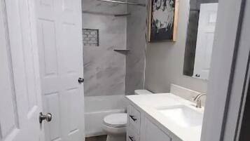 シャワー、ヘアドライヤー、タオル、石鹸