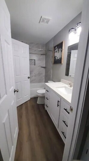 Een douche, een haardroger, handdoeken, zeep