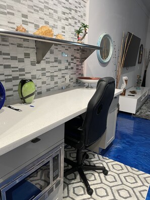 Fridge, microwave, oven, stovetop - Unique 2 bedroom with fun outdoor area and hot tub (Lantana)