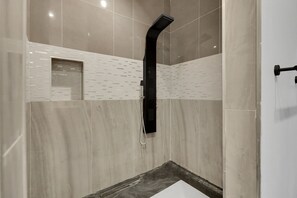 Bathtub, towels, toilet paper - Unique 2 bedroom with fun outdoor area and hot tub (Lantana)
