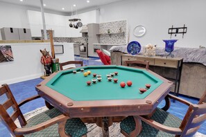Game room - Unique 2 bedroom with fun outdoor area and hot tub (Lantana)