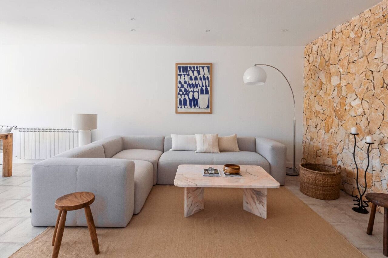 Televisión, chimenea y libros 