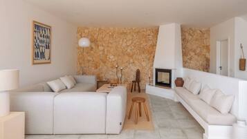 Fernseher, Kamin, Bücher