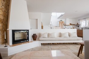 Télévision, cheminée, livres