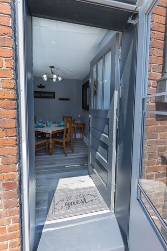 Cozy Apartment with Deck 1 Min. from Mississippi River & National Eagle Center.