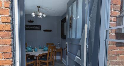 Cozy Apartment with Deck 1 Min. from Mississippi River & National Eagle Center.