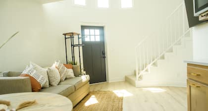 Unique stay in a modern grain bin home 2 miles from the famous hot pools!
