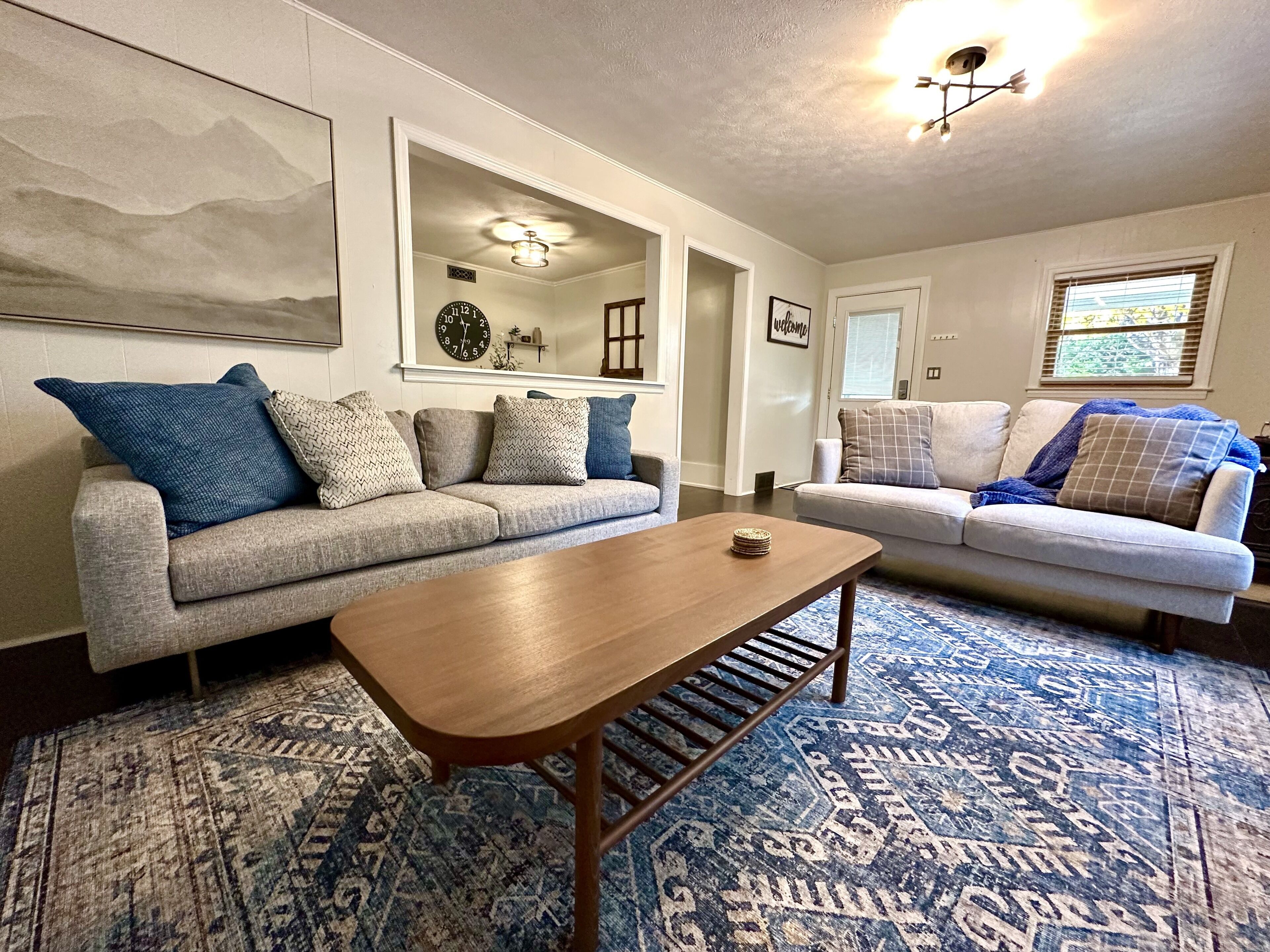 Een smart-tv en een stereo