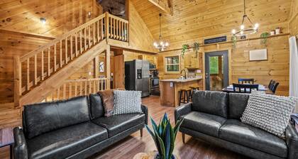 PRIVATE MT. VIEW 3 King Beds, Hot Tub, Game Room.