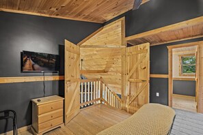 3 bedrooms, memory foam beds, iron/ironing board, free WiFi - PRIVATE MT. VIEW 3 King Beds, Hot Tub, Game Room. (Sevierville)