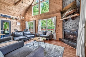 Smart TV, fireplace, ping pong, streaming services - PRIVATE MT. VIEW 3 King Beds, Hot Tub, Game Room. (Sevierville)
