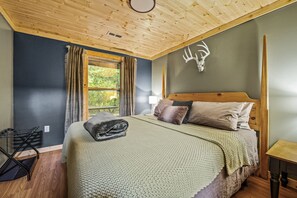 3 bedrooms, memory foam beds, iron/ironing board, free WiFi - PRIVATE MT. VIEW 3 King Beds, Hot Tub, Game Room. (Sevierville)