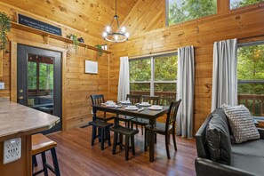 Interior - PRIVATE MT. VIEW 3 King Beds, Hot Tub, Game Room. (Sevierville)