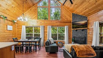 Een smart-tv, een open haard, een tafeltennistafel en streamingdiensten